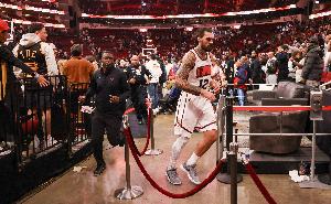 米兰体育-小贾巴里：原本以为亚当斯很内敛 但他其实很健谈 是个领导者