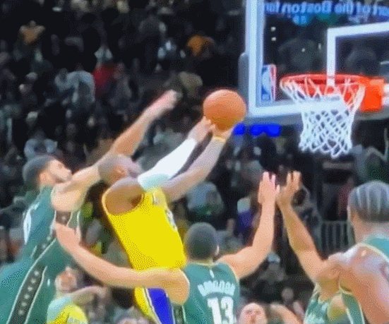 米兰体育官网-漏判偷走湖人胜利 詹姆斯跪地长叹矛头直击裁判